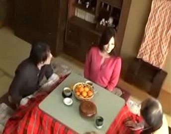 コタツ痴漢｜近所の奥さんを、コタツの中で触って発情させて寝取る鬼畜男