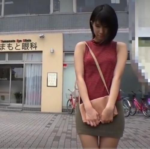湊莉久｜ミニスカ美女をストーキングしてバス内で手マン潮吹き痴漢。チンポぶち込んで・・・