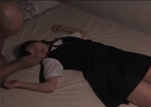 近親強姦｜眠らせた義理のJK娘を、ハメ犯す中年オヤジ