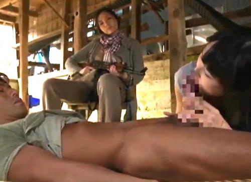 ヘンリー塚本｜捕虜の男を慰み者にして性欲発散する女兵士。銃を突きつけ性強要