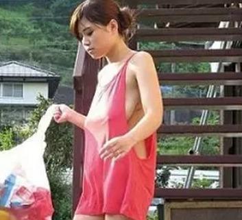 オッパイ丸見え、警戒心ゼロでゴミ出しする若妻。我慢できず青姦されてしまう