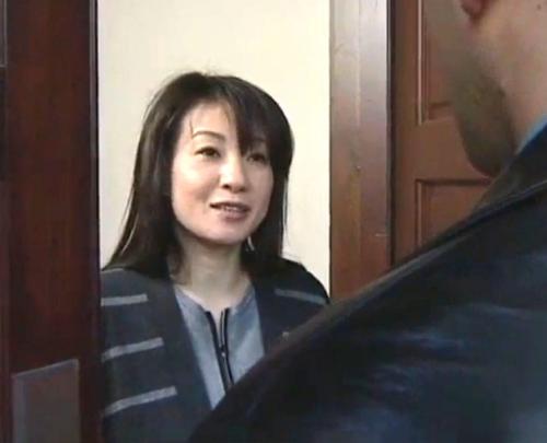 ヘンリー塚本｜大沢萌｜未亡人となった初恋の熟女を、力づくで犯して寝取る