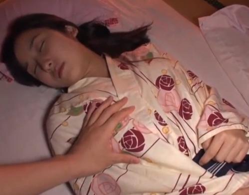 一之瀬すず｜温泉旅行で、両親にバレないよう兄が妹を夜這いして犯す