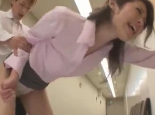 宮瀬リコ｜ぶつかった瞬間、会社の同僚OLのまんこに入っちゃって、なりゆき強姦