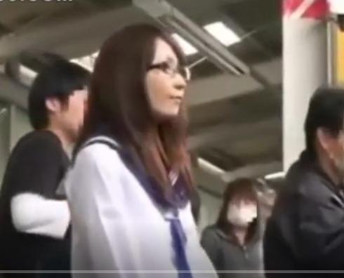 電車を待つ女子校生を、車内で痴漢して肉棒ぶち込んでハメ犯す