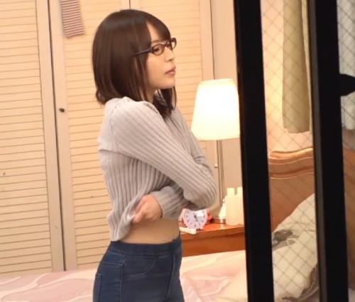 向かいの美女の着替えを覗いた俺。バレちゃって自宅に招かれ、ラッキーSEX