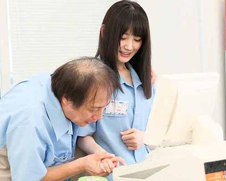 本田もも｜大っ嫌いなコンビニ店長に何度もセクハラされ、デカチンで犯されてたのにセックス相性抜群で・・・