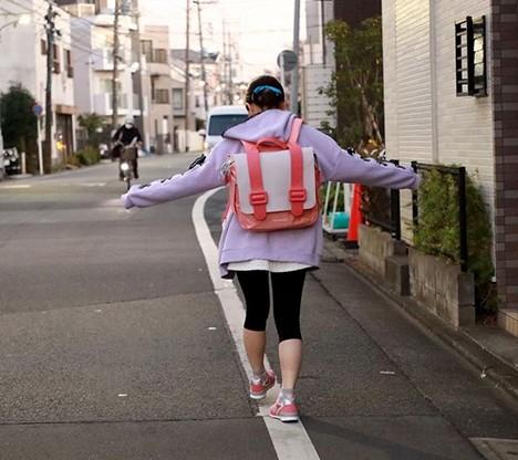 佐藤りさ｜VR｜お隣さん家の鍵っ子JCにエロビデオを視聴させ、処女姦SEXするおじさん