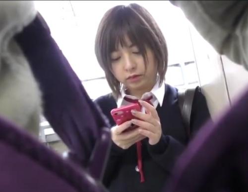 素人・女子学生電車痴漢｜車内でスカートの中に手を入れ、チンポまで挿入され・・・