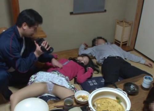 睡眠薬強姦｜親戚の集まりの食事に薬を盛って眠らせ、熟女妻をハメ犯す