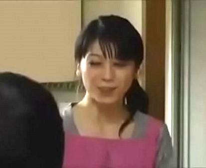 香坂菫｜夫不在の自宅で、訪問してきたホームレスの男に無理やり犯されながらも、感じてしまう熟女