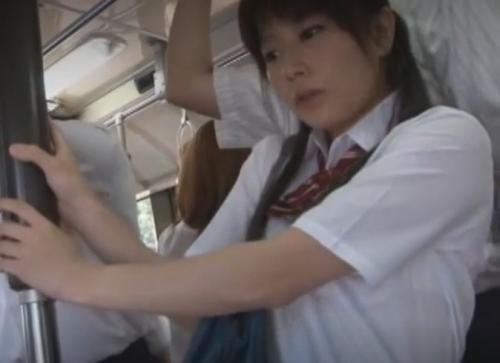 《女子校生逆痴漢》間違えたフリして女子校通学バスに乗り込んだら、可憐女子が逆に痴漢してきて、おチンポ挿入まで望んで・・・