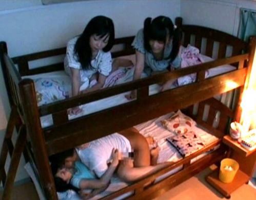 近親相姦×夜這い×アウロリJC妹｜こっそりオナニーしている妹を目撃した兄。夜に妹を夜這いしてハメ犯す