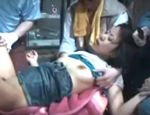 素人美女を拉致して輪姦凌辱｜男たちに暴行を受ける女性