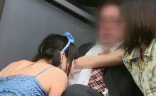 アウロリ痴女小学生｜知らないおじさんのチンポをツンツンして逆痴漢するJSたち。幼膣にずっぽり挿入