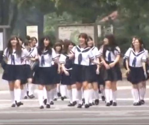 上原亜衣｜JK専用通学バス×誘惑×逆レイプ｜可愛い女子にちんぽフェラされる男。この子痴女なのｗ