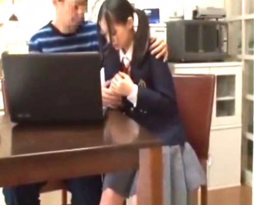 近所のJC女子にチンポぶち込む中年男｜パソコンに入っていた自分の母親のハメ撮り動画で興奮したJC娘が・・・