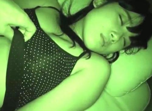 自宅近親相姦｜キャミソール姿の姉を夜這いして強姦する弟。生チンポをぶち込んで・・・