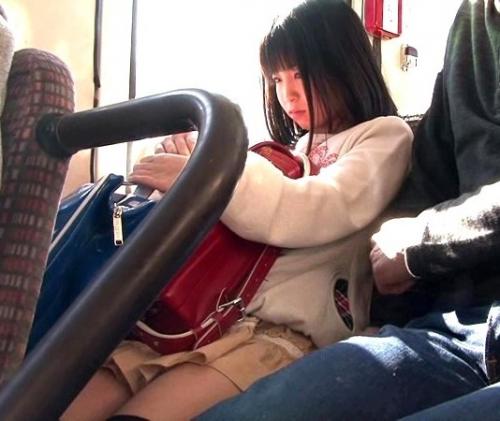 アウロリJS痴漢バス｜怯えて声も出せない少女を・・・