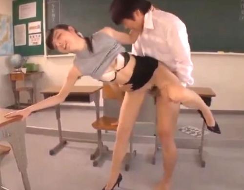 西田カリナ｜女教師強姦｜放課後の教室で教え子男子に迫られて拒みきれず肉棒を受け入れてしまう美女