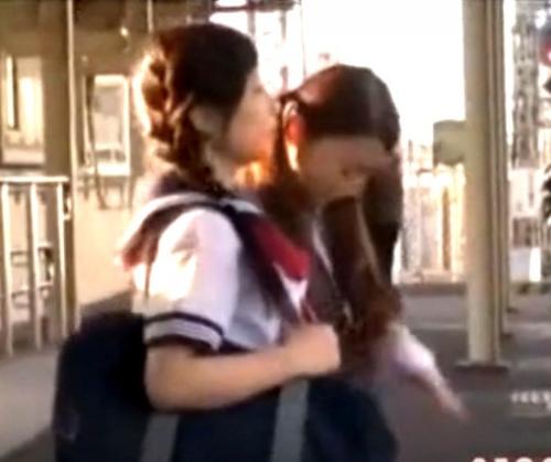 アウロリ女子中学生×電車強姦｜触られても抵抗できないウブ少女が、勃起チンポをぶち込まれ汚される