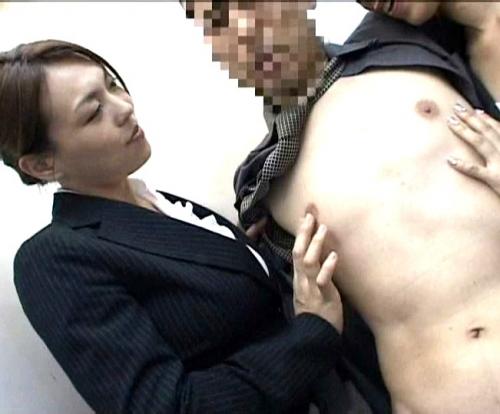 逆痴漢電車｜美女たちに囲まれチンポを握って痴女る。トイレに連れ込まれて・・・