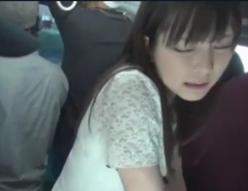 人妻痴漢｜バスの車内で男に尻や胸を触られて徐々に感じてしまい、車内強姦