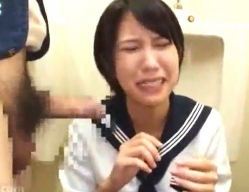 湊莉久｜ホームレス男の臭くて汚いチンポを、我慢してちゅぱちゅぱするセーラー女子校生