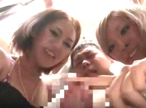 痴女ギャル×逆痴漢｜淫乱娘たちに囲まれて犯されるM男。勃起させられたチンポをしごかれて・・・・