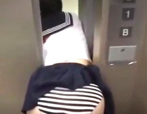 エレベーターの扉に挟まって動けない女子校生が、立ち寄った男たちにハメ犯されてしまう