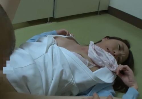 病院トイレ・凌辱強姦｜男性患者にトイレで襲われる看護婦。泣き顔で抵抗するが・・・