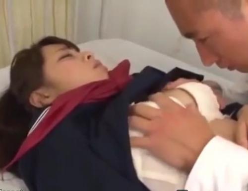 授業中、保健室では女子校生が男子に汚されて・・・