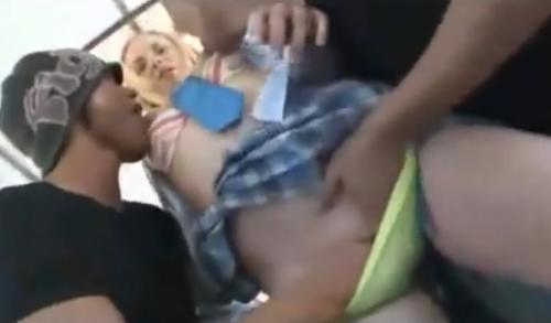 金髪少女×バス痴漢｜外人の男二人に痴漢されるミニスカJK。エスカレートしてしまい3P強姦、強制中出し