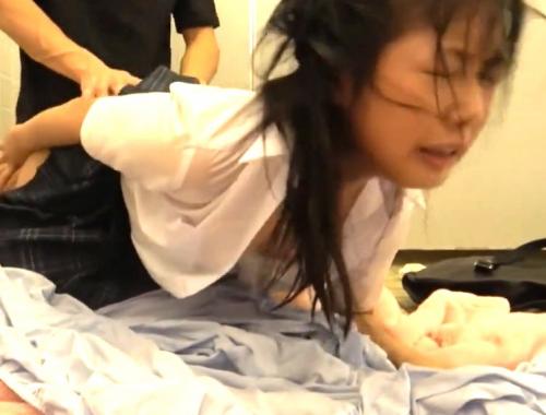 公衆トイレJK強姦｜制服のまま無理矢理犯されボロボロ涙目