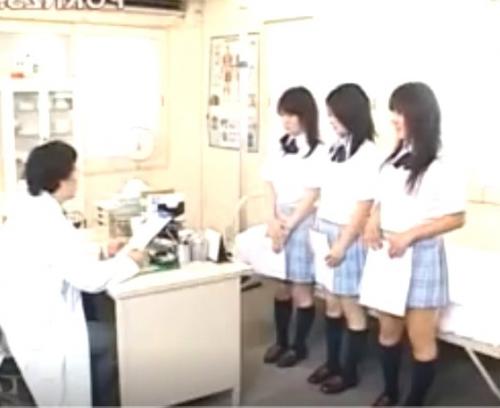 時間停止時計｜女子校の健康診断で、エロ医師に時間を止められたJKたちが、好き放題に痴漢される