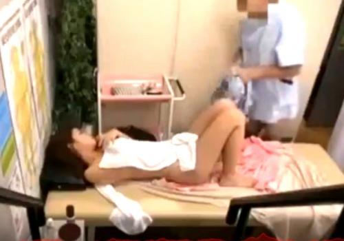 人妻寝取り×マッサージ和姦｜旦那の横でマッサージ師にハメ犯される若妻。声を殺して種付けされる
