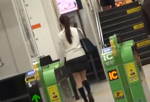 真面目な女子校生を尾行して電車で痴漢。その後、ヤリ場に監禁して凌辱肉便器強姦