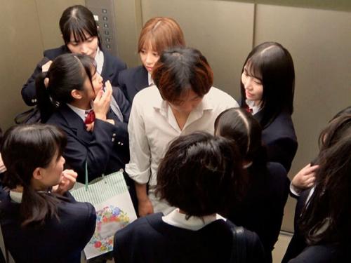 【女子高生ｘ制服】エレベーターの中はムレた香りがエロい女子高生！痴漢扱いされたメンズがまさかのハーレムプレイで勃起バレ