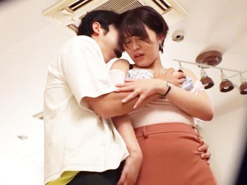 【人妻ｘ隠し撮り】近所で出会った若者についていく奥様！夫が不在中の不貞行為が盗撮された一部始終。