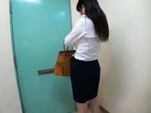 【ストーカーｘ強姦】帰宅直後に見知らぬ男からの襲撃！巨乳女が身体を弄ばれ玄関先で恥辱されるｗｗｗ