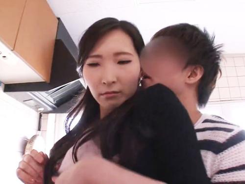 【人妻ｘ寝取られ】「やめなさい！」肉棒狂いの変態人妻！夫の近くで弄ぶイカれた息子に翻弄され濡れちゃうｗｗｗ