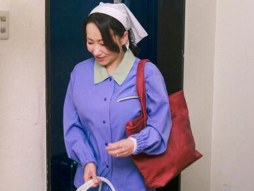 【熟女ｘ隠し撮り】濡らしたエロい下着を弄られ感じ始めちゃう熟女！家事代行の巨乳女に童貞装いハメ倒した一部始終。