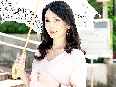 【人妻×四十路】マダム的な40代の美魔女奥さまがAVデビュー！スリムBODYをカメラの前に晒して濃厚セックスで悶絶！