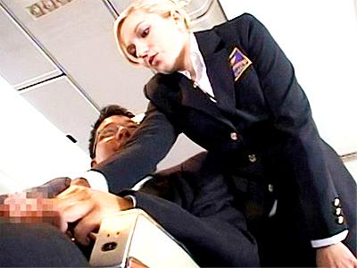 【検証】勃起チンコをブロンド白人CAに見せつけたらどうなるか！？まわりにバレないようにこっそり手コキの神展開！