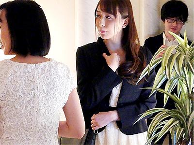【人妻】同窓会で再会した男に強引に迫られ貞操奪われる主婦が自宅でも音立てイラマチオや不倫ファックで乱れる！