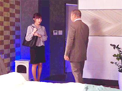 【OL×裏垢】「こんなとこ連れて来て何ですか！」オナニーエロ配信が中年上司にバレた美人OLが脅迫無理やりパコされ悶絶！