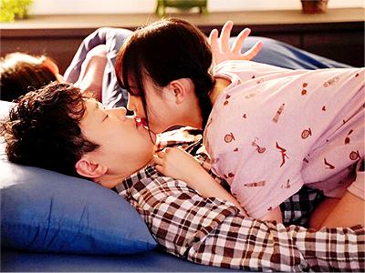 【連れ子】「シーッ！お母さん起きちゃう♥」母親が眠る横で新しいパパを誘惑して濃厚フェラから全裸ファックする淫乱美少女ｗ