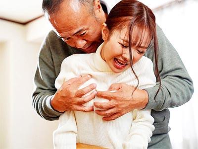【人妻×NTR】「お義父さん！おふざけが過ぎます！」義父に強引に迫られレイプまがいに犯されスマホ撮影される美人主婦！