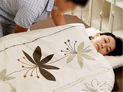 【嫁の母】夫婦の寝室を夜中に抜け出して嫁の母を夜這いする男！完熟主婦しっかり応えて濃厚他人棒セックス！