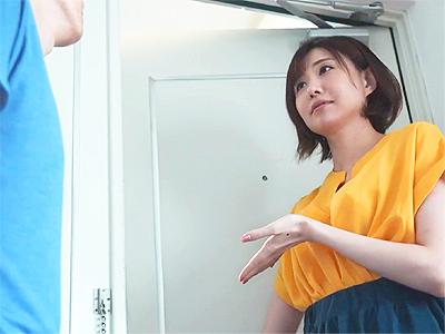 【隣人×人妻】隣の男を濃厚ベロキスで誘惑するビッチ主婦！淫乱フェラ+顔面騎乗クンニからの不倫SEXでザーメン膣内射精